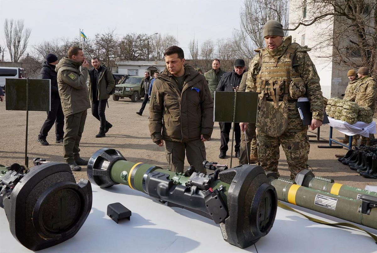 Una foto proporcionada por el servicio de prensa presidencial muestra al presidente ucraniano Volodymyr Zelensky (centro) durante una visita a la línea del frente no lejos de la ciudad de Donetsk, Ucrania, controlada por militantes prorrusos.