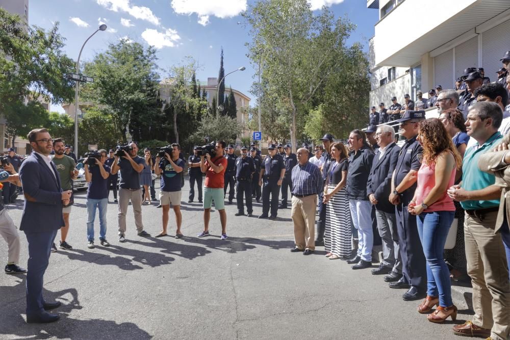 Minuto de silencio en Sant Ferran por Biel Llull