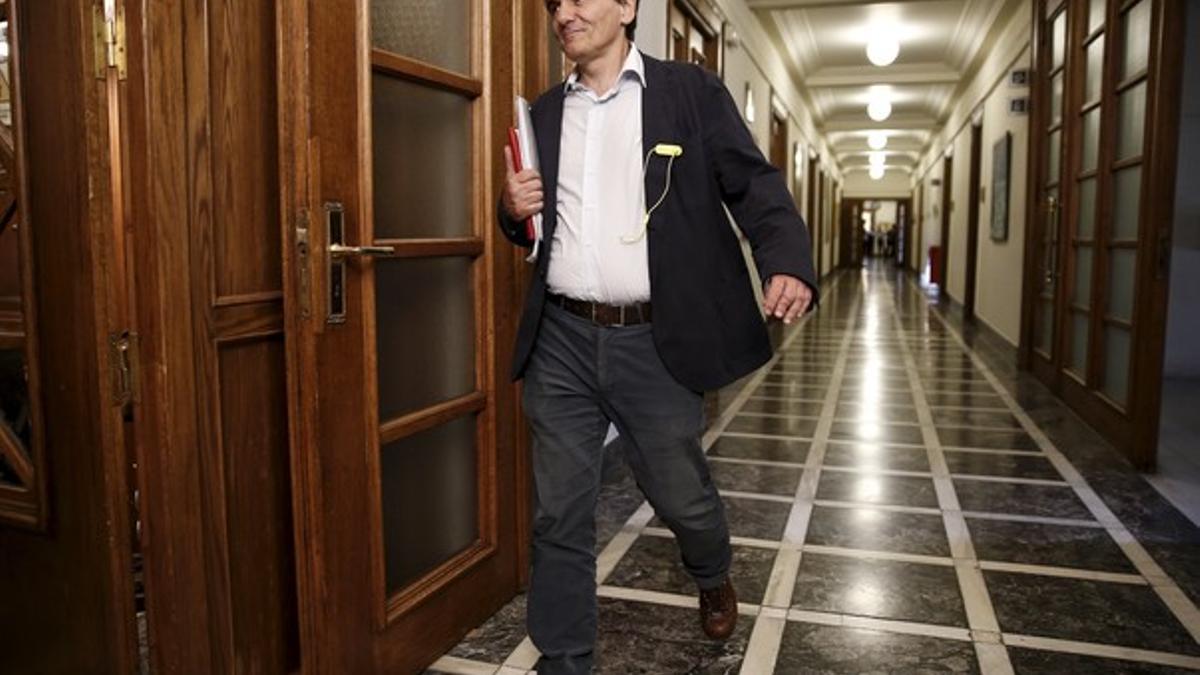 Tsakalotos llega a su despacho en el Parlamento griego.