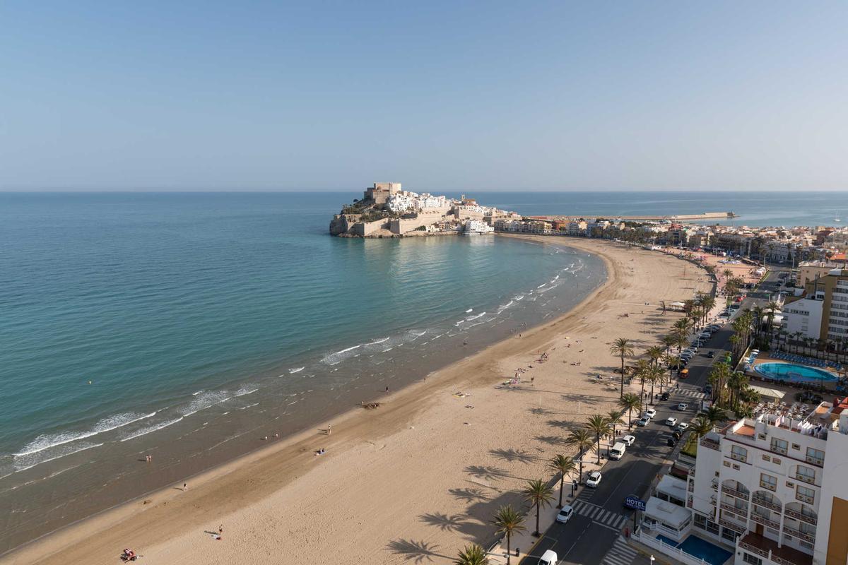 Espectacular estampa de la Playa Norte de Peñíscola, cita obligada para los turistas que llegan a Castellón.