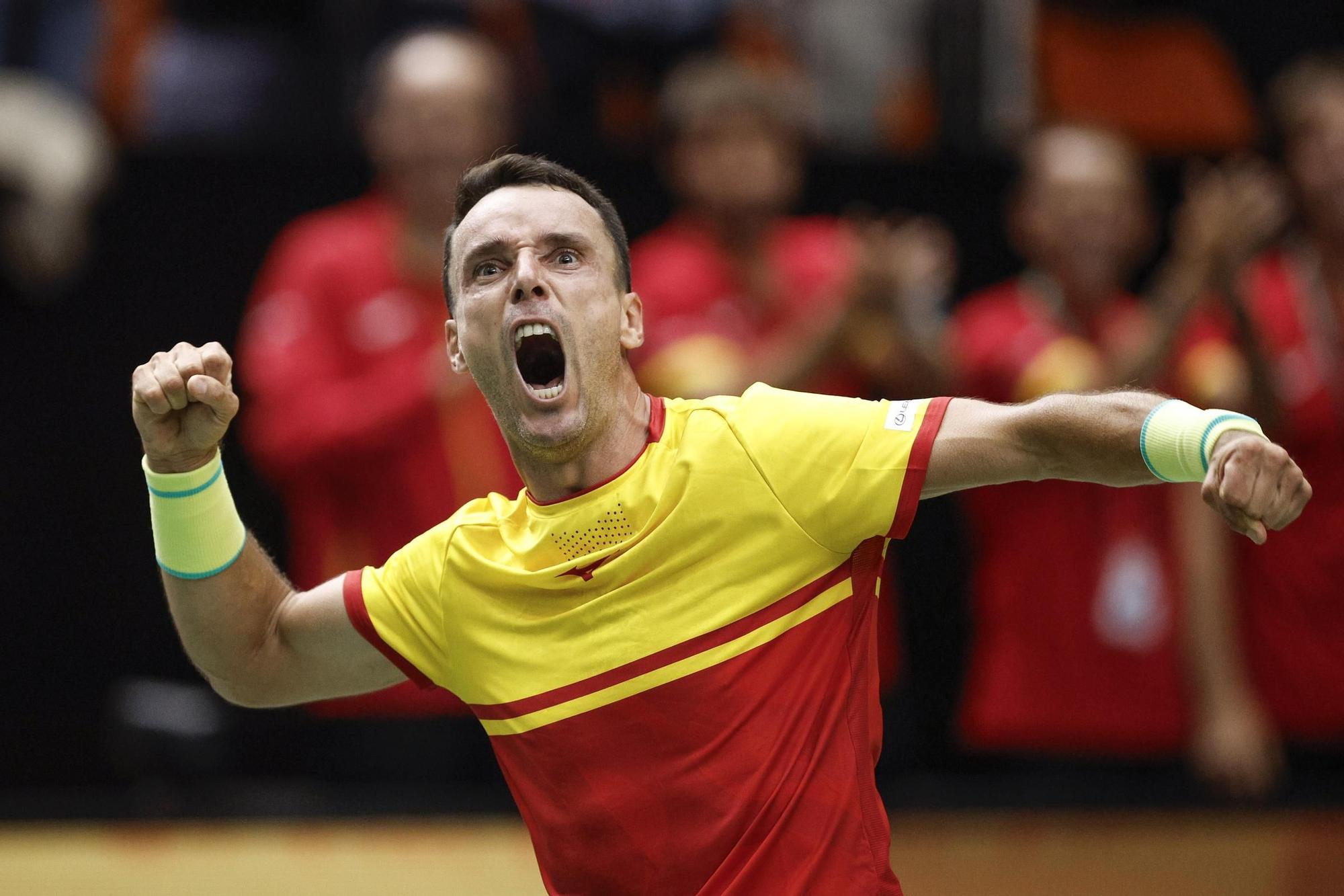 Bautista adelanta con una épica remontada a España contra Francia