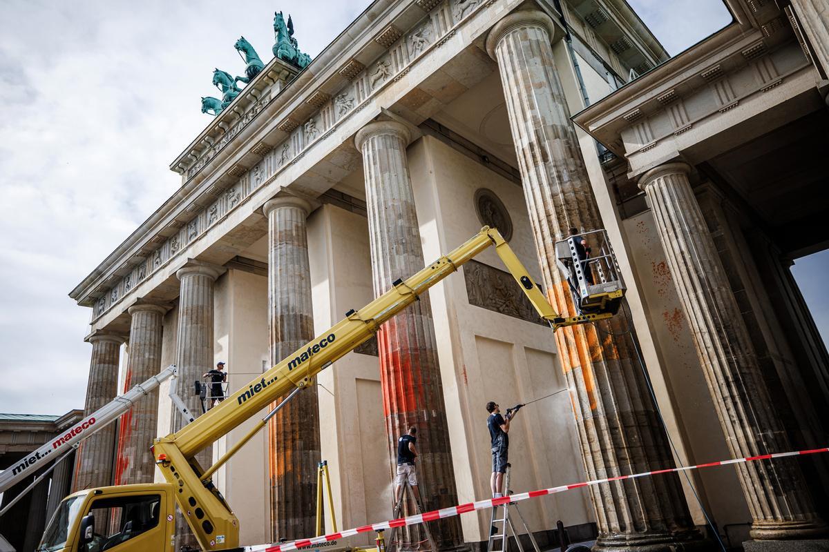 Berlín limpia la Puerta de Brandeburgo tras la protesta de activistas climáticos