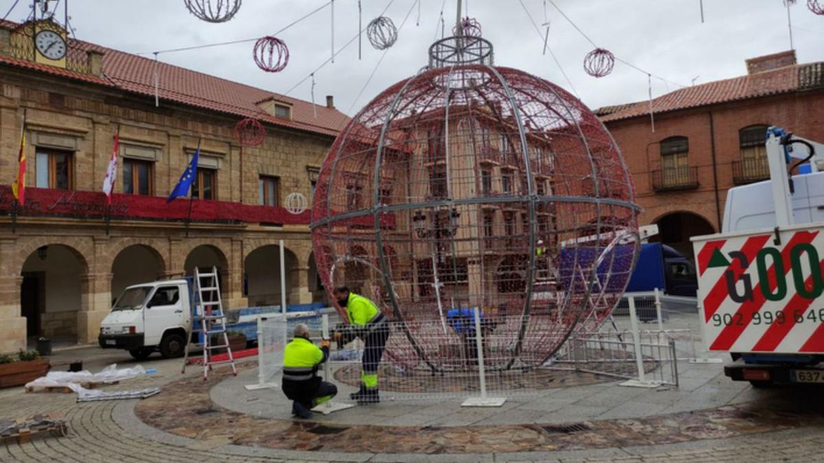 Una gran bola de color rojo, que permite pasar a través de ella a los viandantes, ya preparada en Plaza Mayor  | E. P.