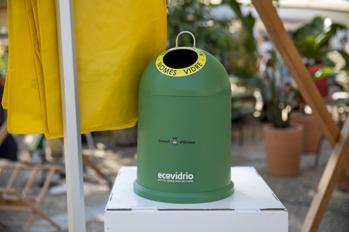 Un estand para concienciar sobre el reciclaje y sensibilización ambiental