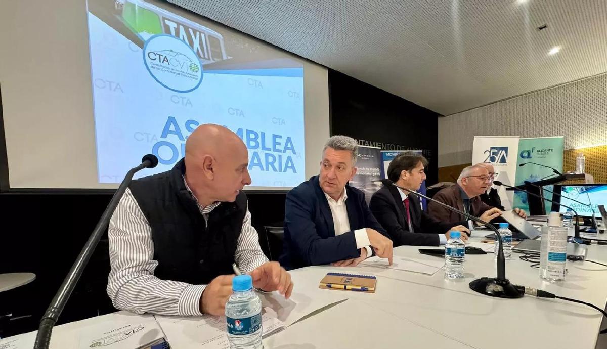 Martínez Mus, segunda por la izquierda, en la aamblea de los taxistas el pasado marzo en Alicante.