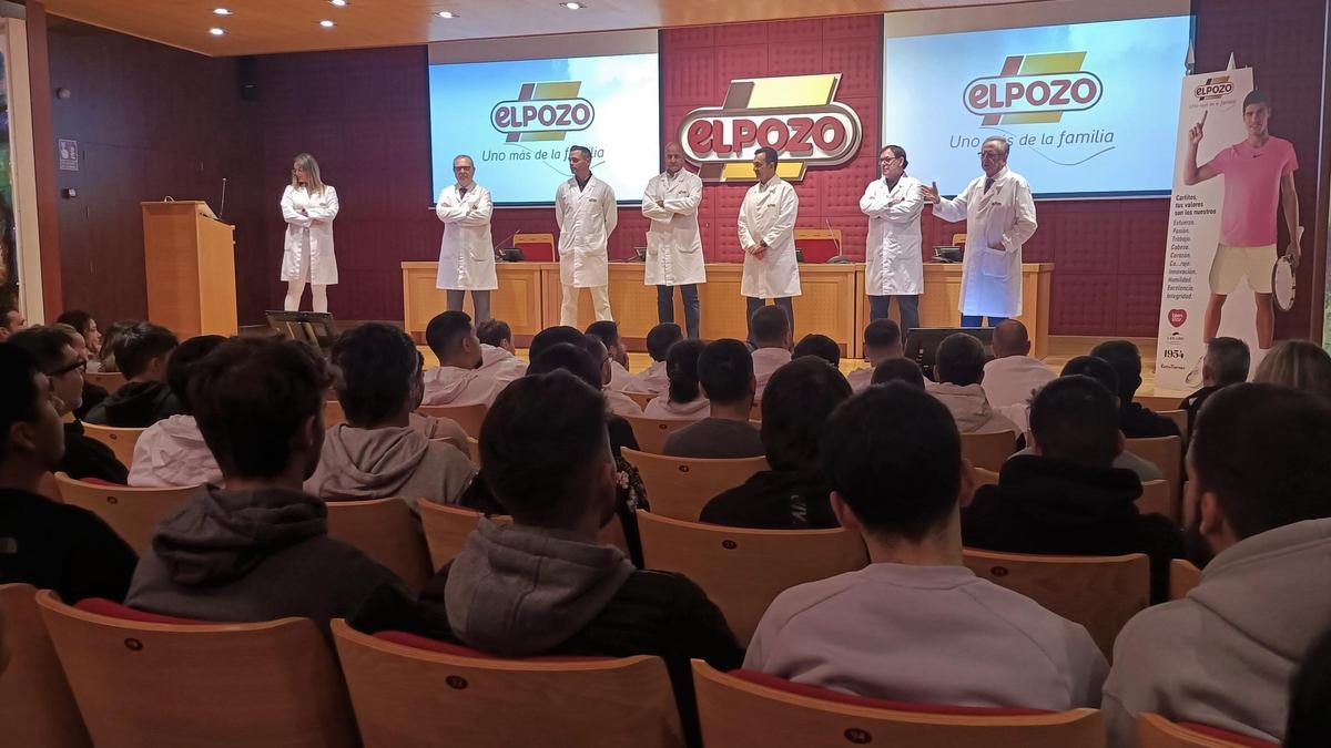 Imagen de la charla formativa que han recibido los nuevos empleados en las instalaciones de El Pozo Alimentación.