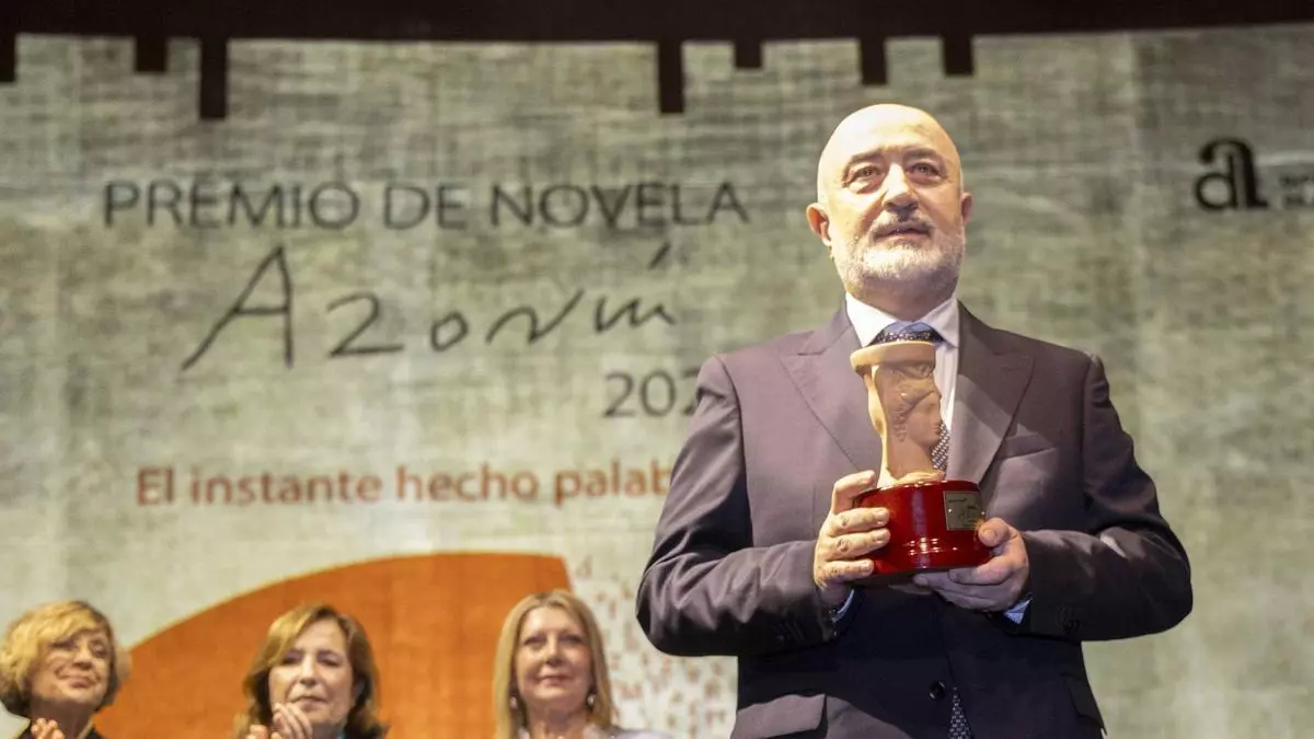 Pablo Álvarez gana el Premio Azorín con un debut literario sobre el sida en los años 80