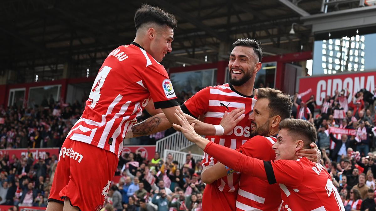 Girona. 01.04.2023. Deportes. Toni Felicitaciones a stuani tras el gol de penalti durante el partido de liga entre el Girona FC y el RCD Espanyol. Fotografía de Jordi Cotrina