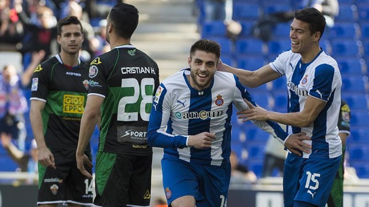 Héctor Moreno felicita a David López, autor de un gol ante el Elche..