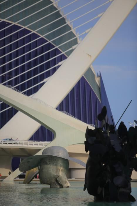 Esculturas de Manolo Valdés en el lago de la Ciudad de las Artes y las Ciencias