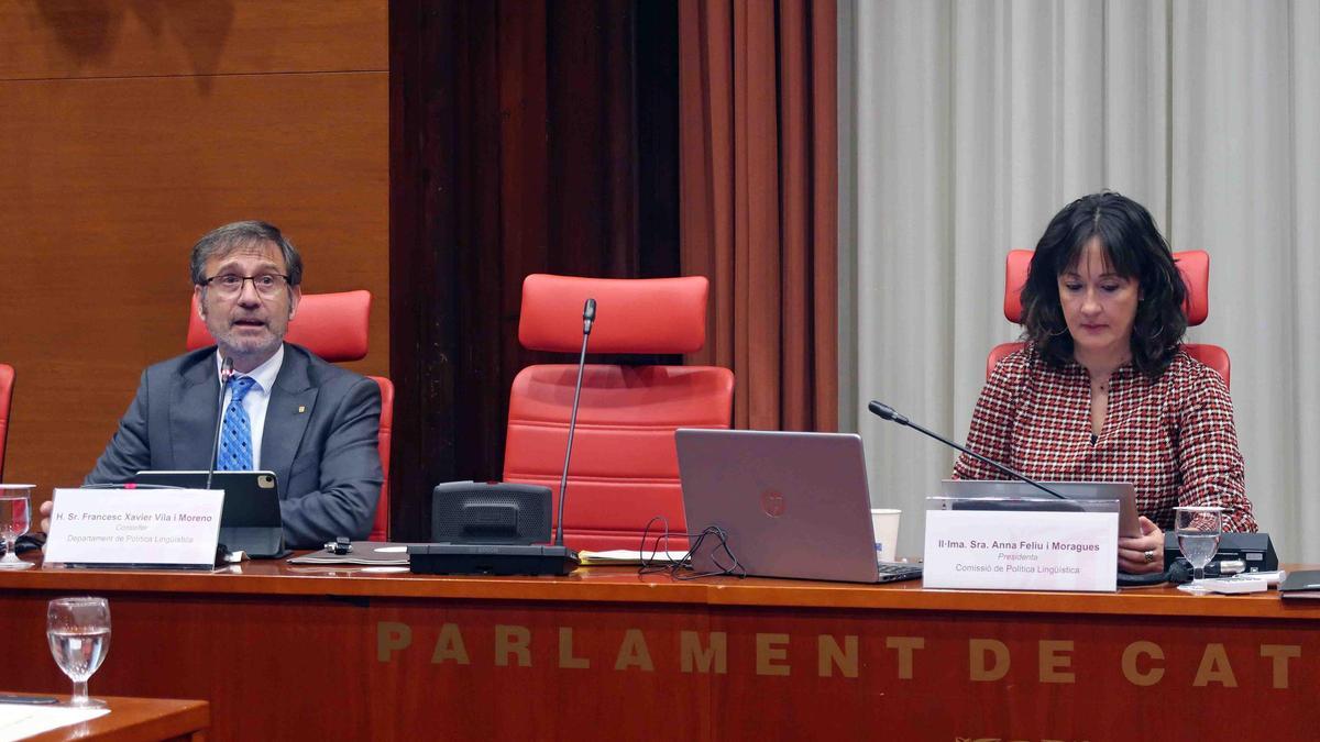 El conseller Francesc Xavier Vila y la diputada Anna Feliu (Junts) este miércoles en el Parlament.