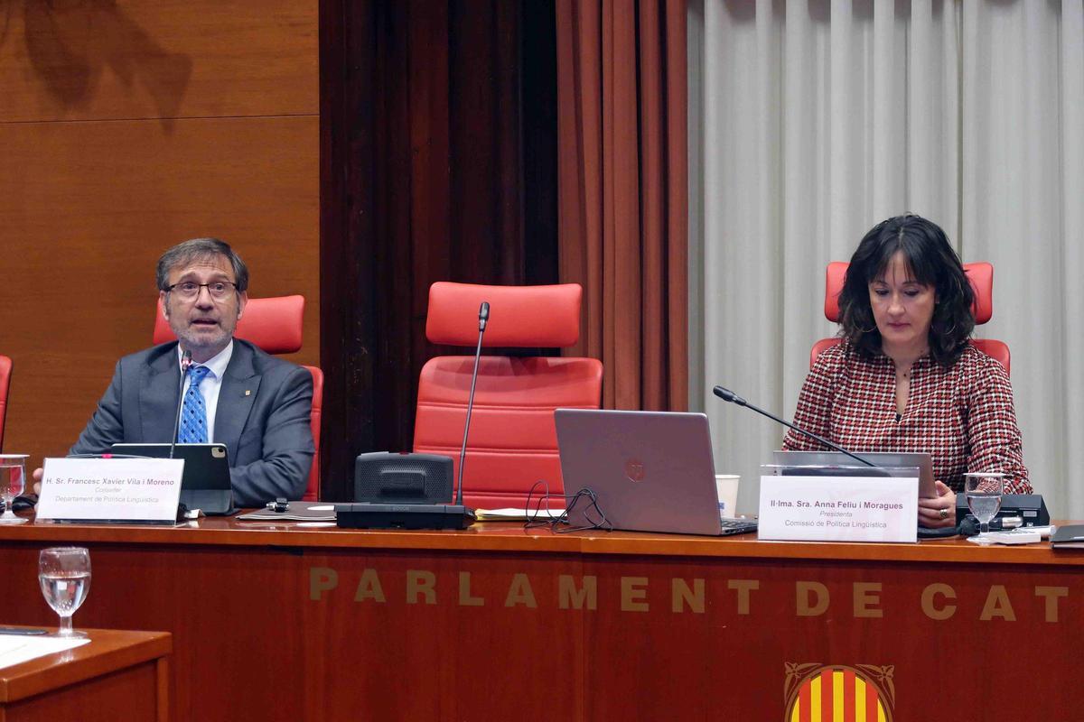 El conseller Francesc Xavier Vila y la diputada Anna Feliu (Junts) este miércoles en el Parlament.
