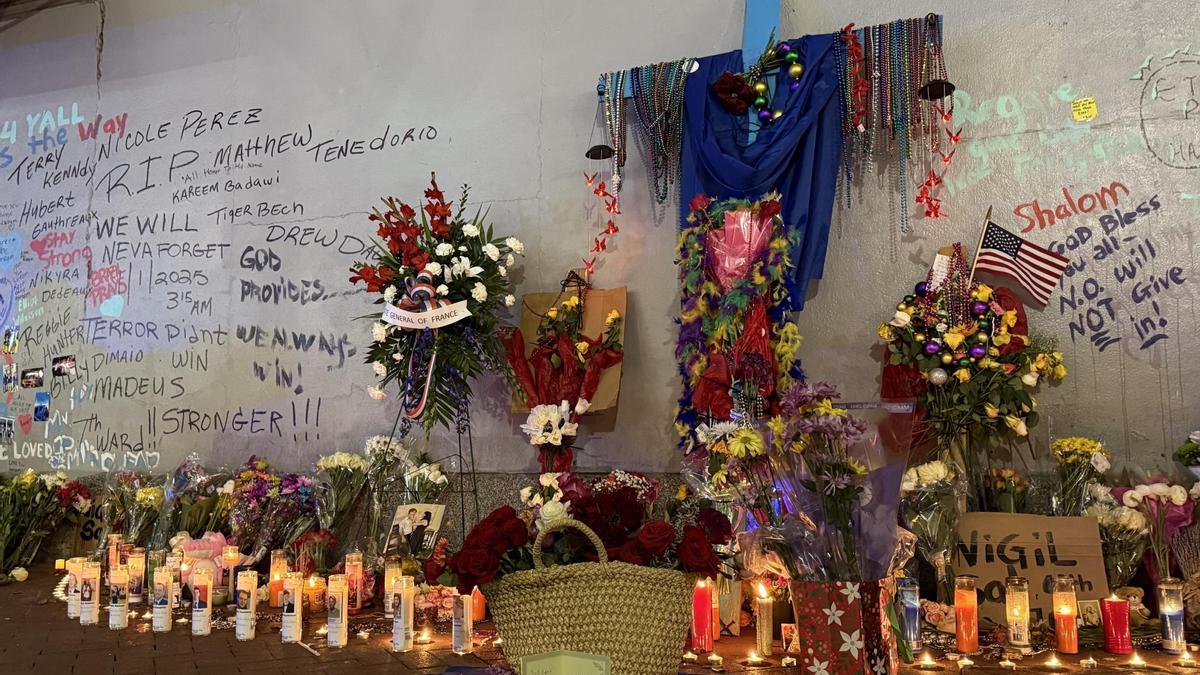 Flores y velas en un altar improvisado para las víctimas del atropello en Nueva Orleans. Octavio Guzmán