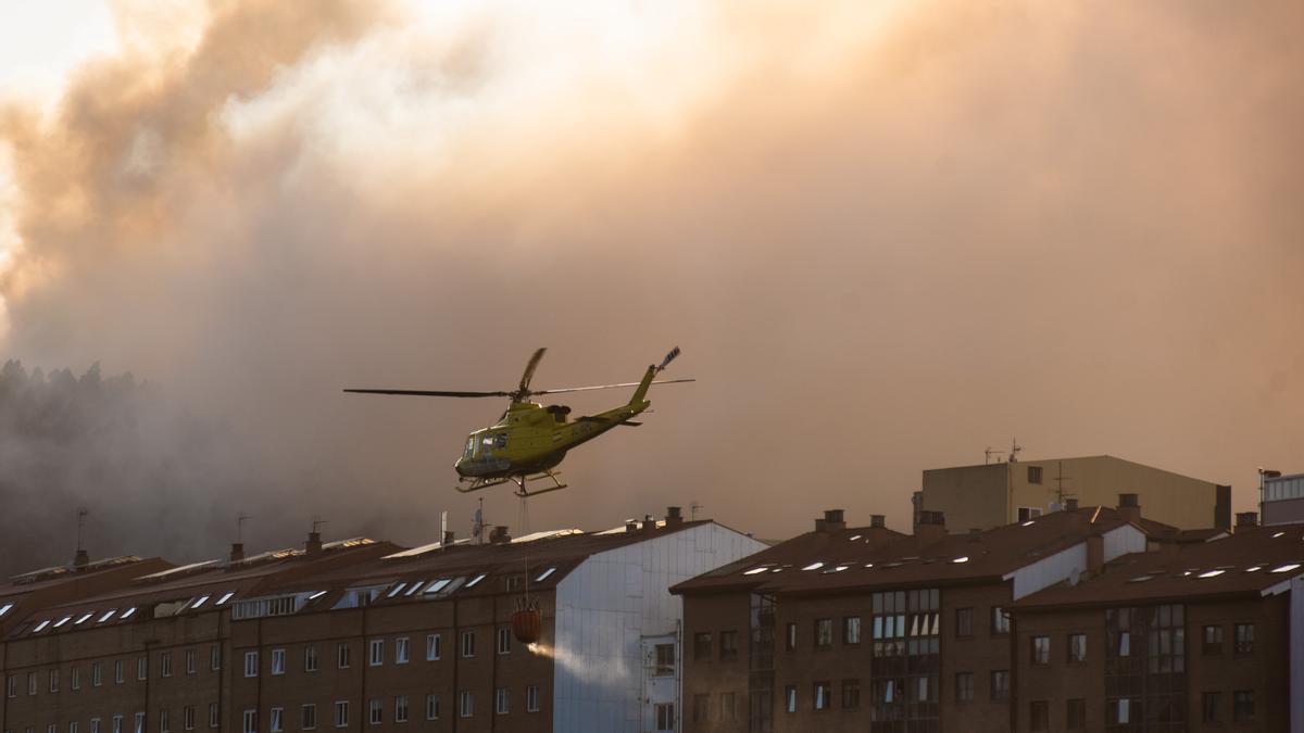 Un helicóptero interviene en un incendio forestal.