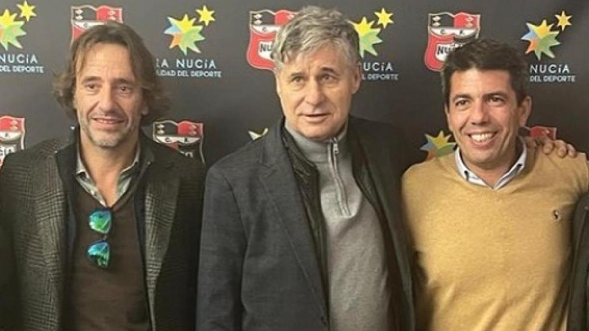José Manuel Cuenca y Carlos Mazón, con el exfutbolista Miguel Tendillo en el centro