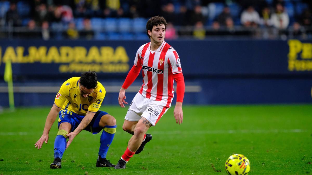 Queipo, ante un jugador del Cádiz.