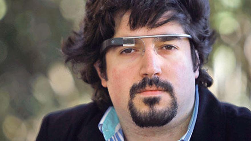 Víctor Sánchez Belmar, emprendedor multipremiado con gafas Google