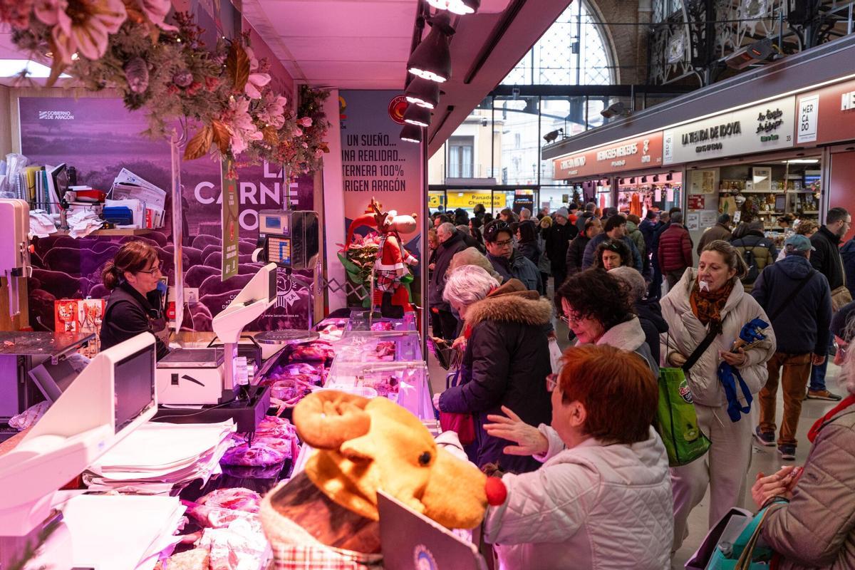 En imágenes | Llenazo en el Mercado Central para las últimas compras antes de Navidad