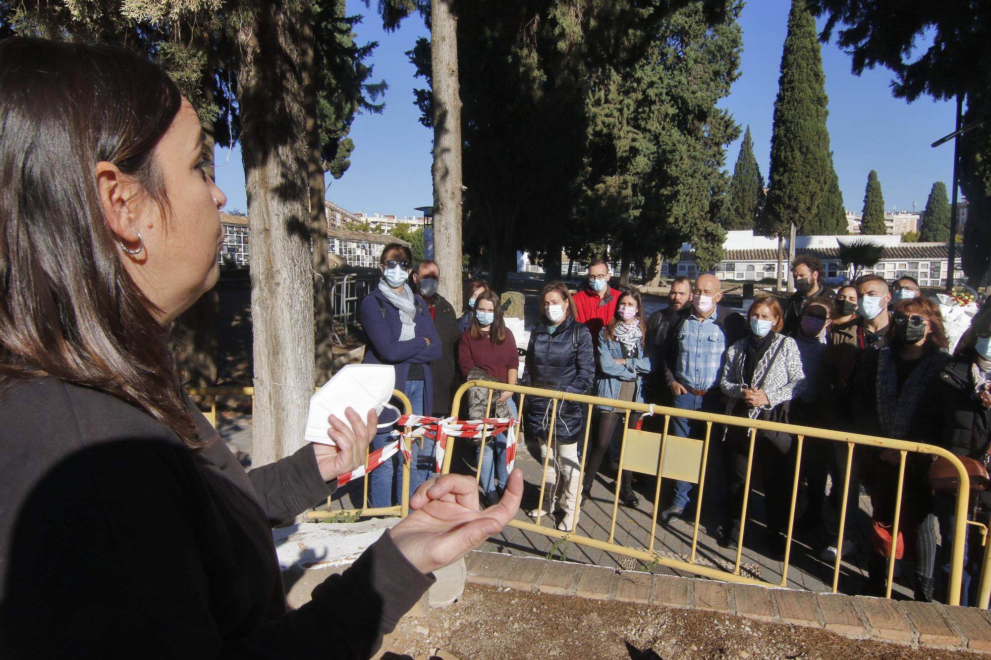 Estudiantes de la Universidad de Córdoba visitan los trabajos de la fosa común de La Salud