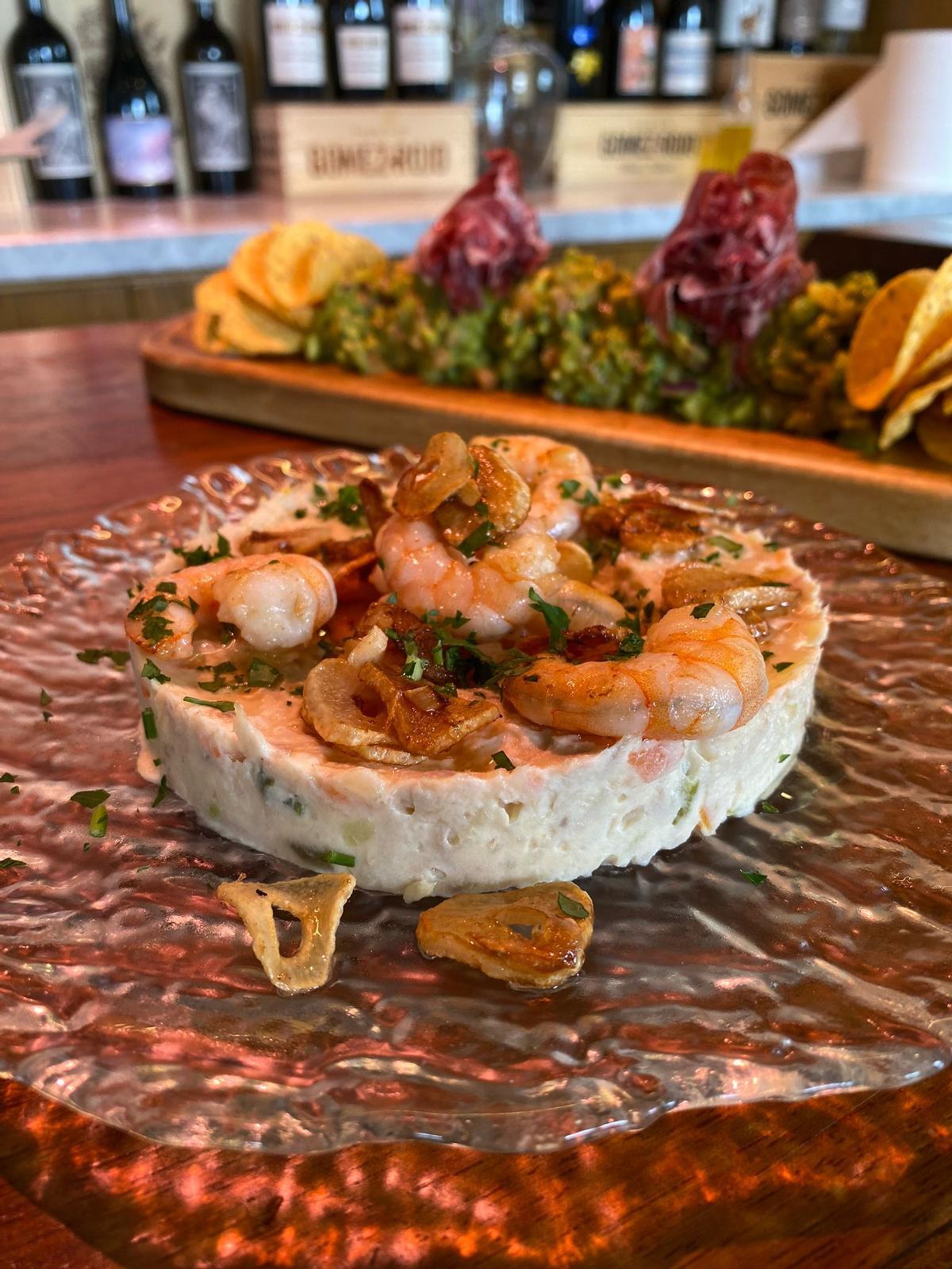 Ensaladilla de gambas al ajillo.