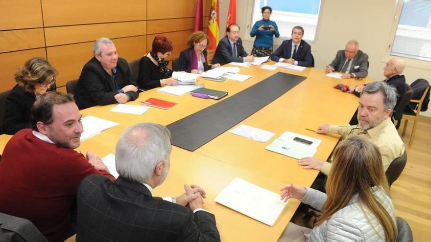 Reunión del Patronato del Ramón Gaya celebrada ayer en el edificio Moneo del Ayuntamiento.