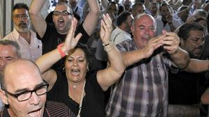 Un grup de sindicalistes protesten al jutjat de Sevilla on van haver d’anar a declarar dirigents de CCOO i UGT d’Andalusia.