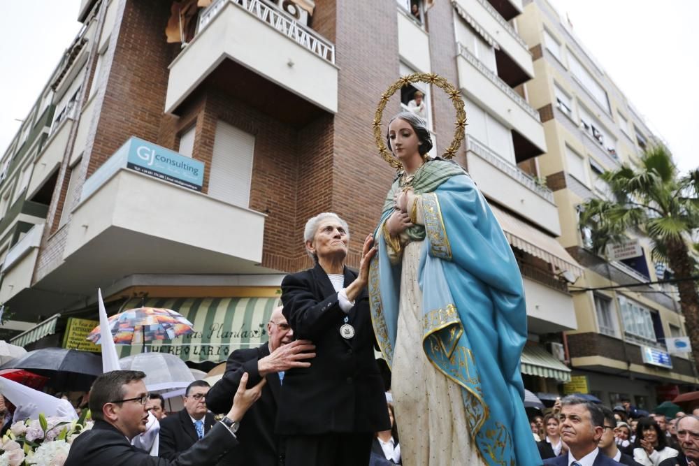 Pese a la fina lluvia que caía a primera hora de la mañana la procesión de Domingo de Resurección pudo celebrar el tradicional Encuentro en las cuatro esquinas