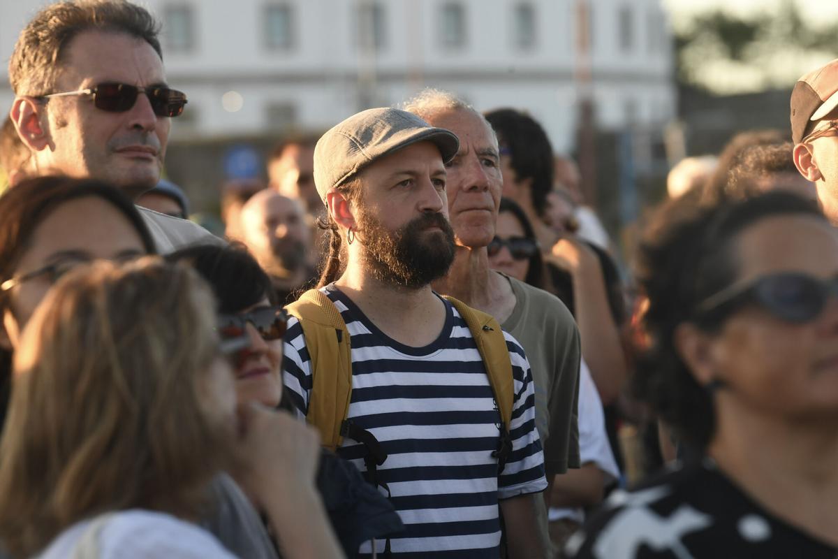 La cantautora y productora portuguesa llevó este jueves al castillo de San Antón una fusión de música tradicional lusa con sonidos electrónicos y sintetizadores durante la segunda jornada del Festival Noroeste Estrella Galicia.