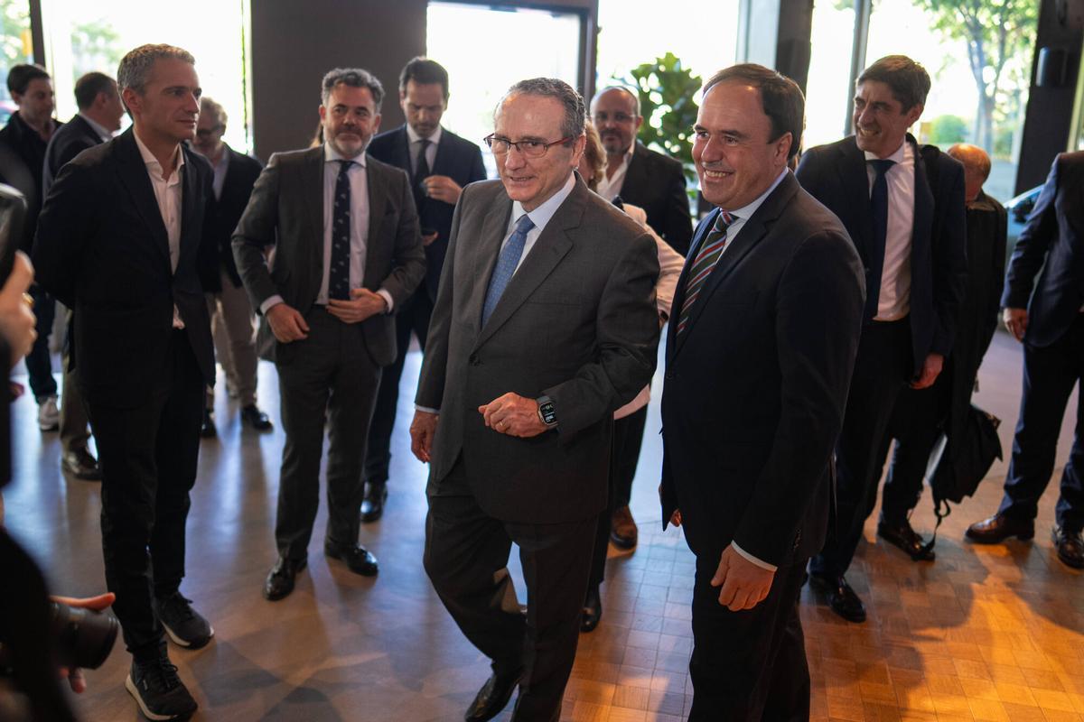 Ambiente del Afterwork en Casa Seat con Juanfran Pérez Llorca. En la foto Javier Moll, presidente de Prensa Ibérica; y Juanfran Pérez Llorca, presidente de la Comunitat Valenciana.
