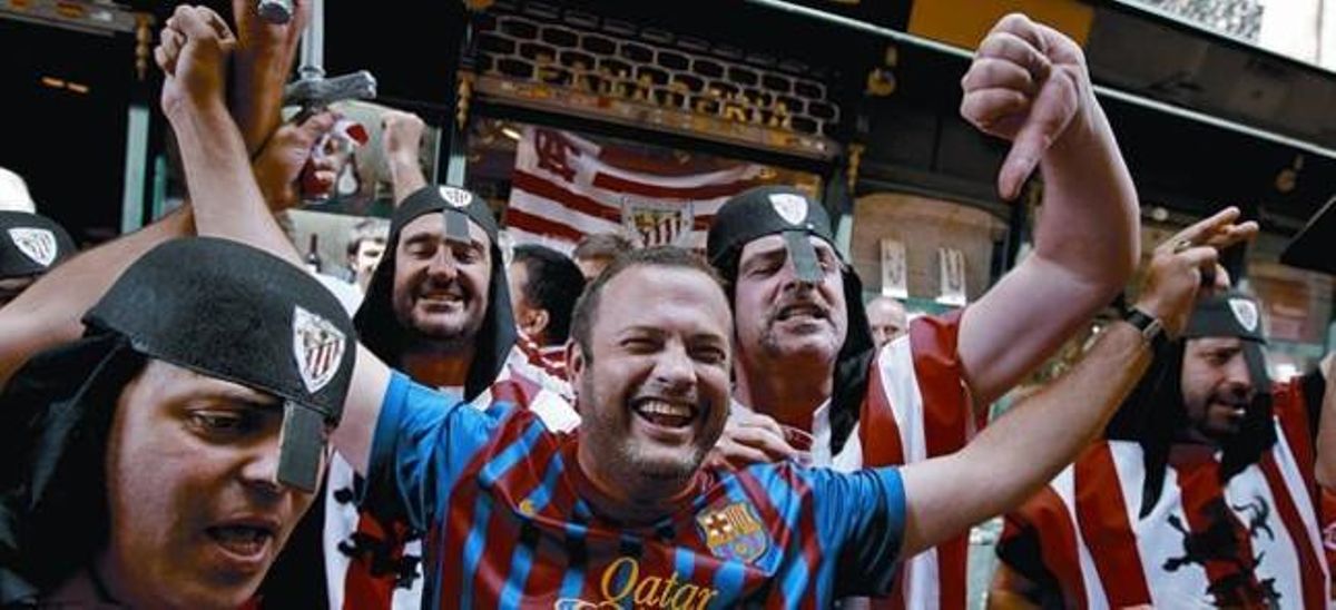 Un aficionat del Barça fa broma amb seguidors bilbaïns, ahira Madrid. Un aficionat del Barça fa broma amb seguidors bilbaïns, ahira Madrid.