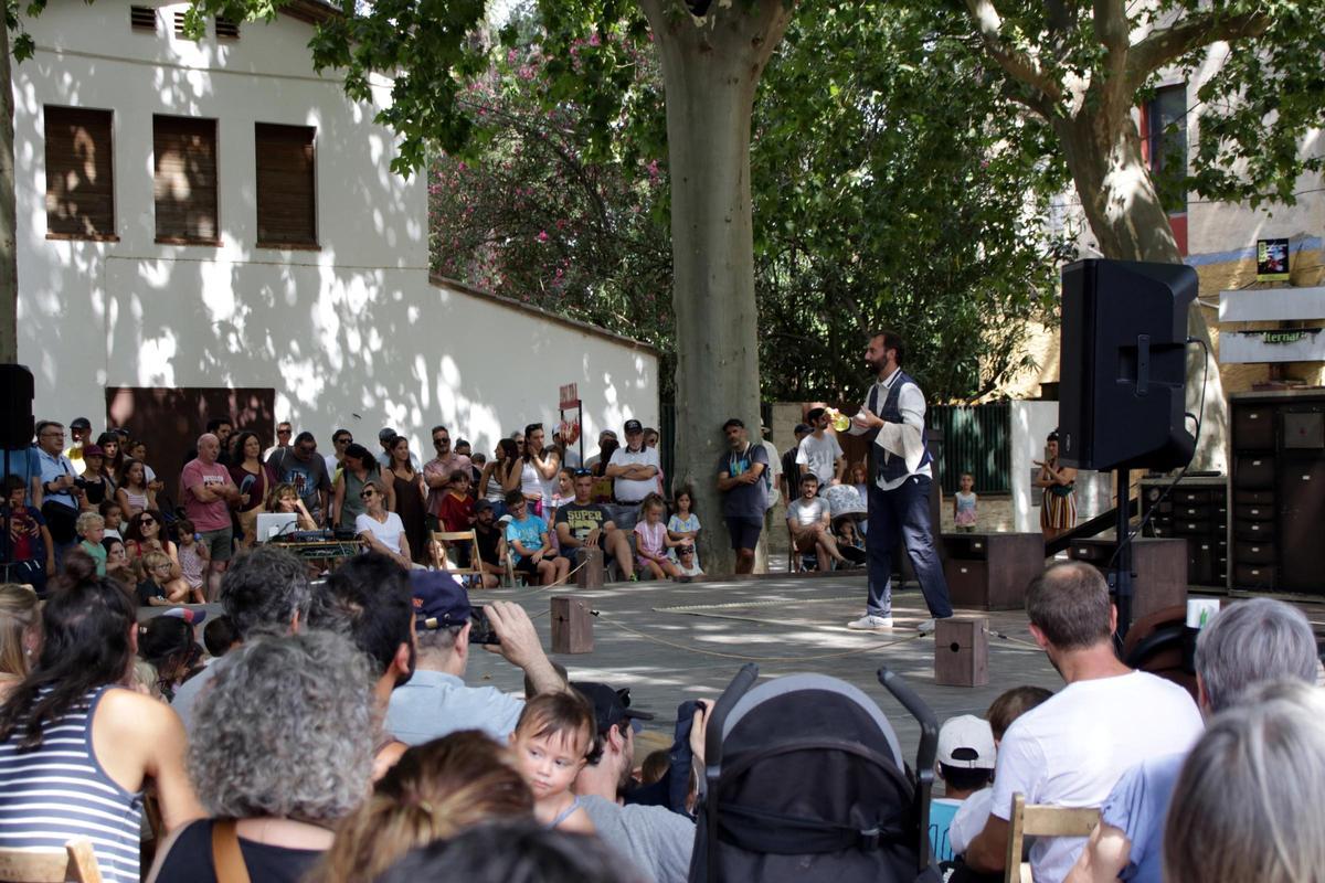 Clowns, malabaristes i trapezistes omplen la Bisbal a la Fira del Circ al Carrer Clowns, malabaristes i trapezistes omplen la Bisbal a la Fira del Circ al Carrer