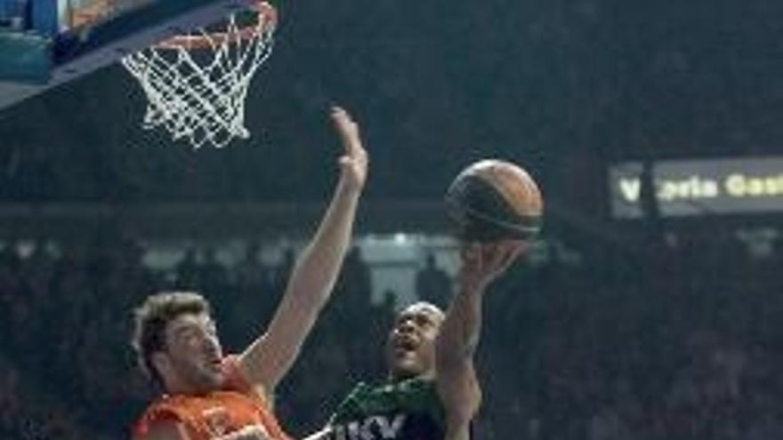 El base estadounidense del DKV Joventut, Demond Mallet  intenta encestar ante el pívot del Pamesa Valencia, Alberto Miralles , durante el encuentro de cuartos de final de la Copa del Rey de baloncesto que los dos equipos han disputado esta tarde en el Pabellón Buesa de Vitoria. El DKV ganó por 84-59.