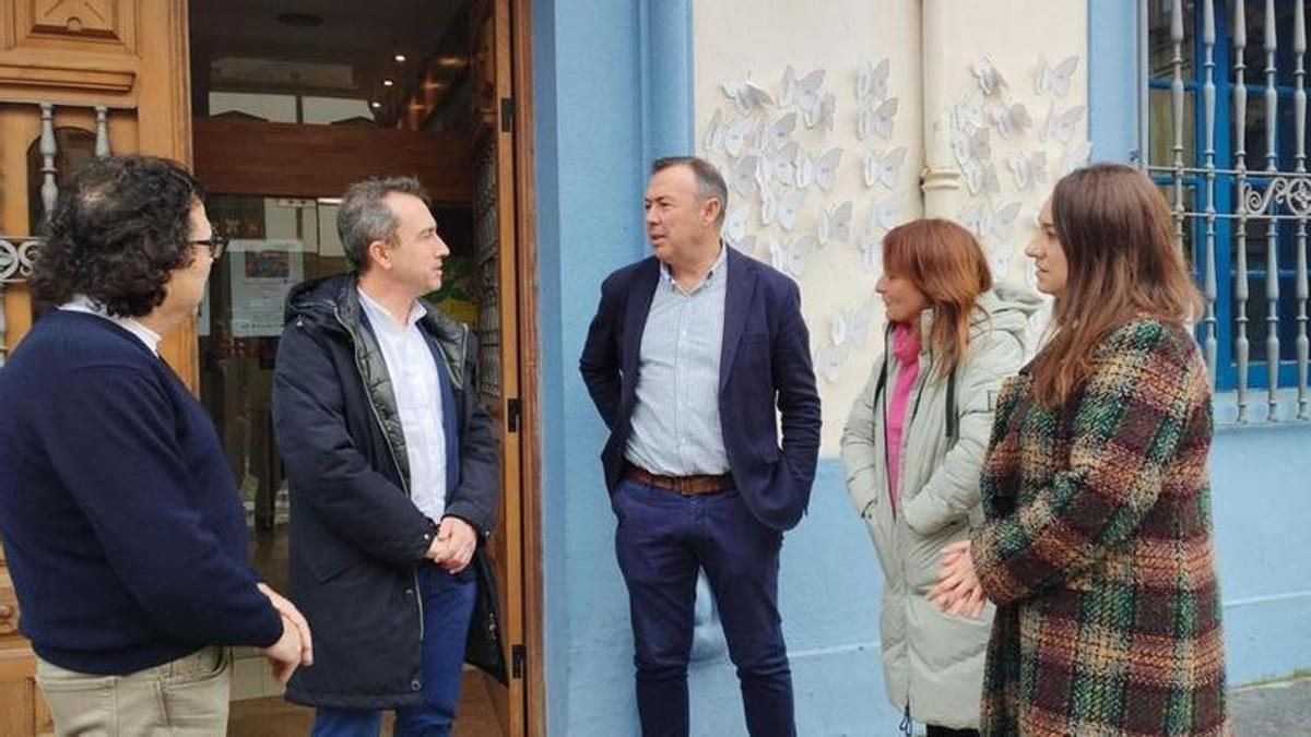 Por la izquierda, José María González Beovidez, Ovidio Zapico, José Luis Trabanco, Lorena Cabo y Cristina Coalla delante del Ayuntamiento de Grado, en una imagen de archivo.