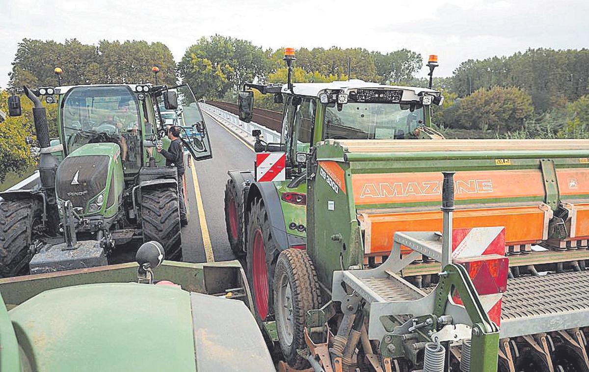 Dos vehicles intentant passar pel pont de Vergs