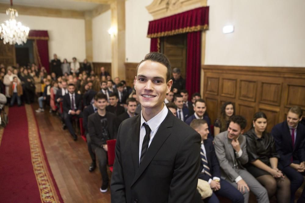 Acto académico de la Escuela de Ingeniería Informática, en el que se entregan los diplomas y becas a la 6ª Promoción del Grado en Ingeniería Informática del Software y a la 12ª Promoción de egresados