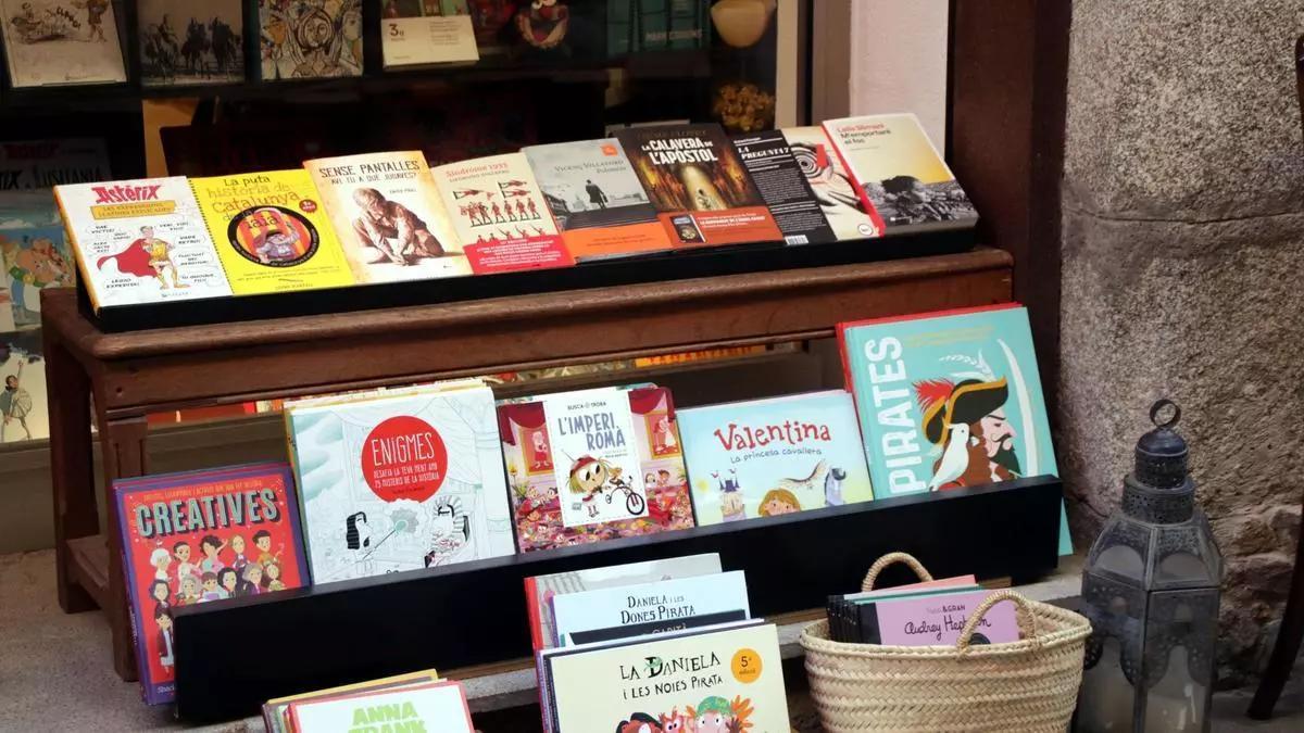 Libros expuestos en el exterior de una librería