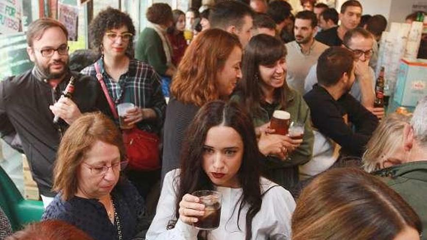 Asistentes a la sesión vermú en el Pueblo Café Cultural. // Iñaki Osorio