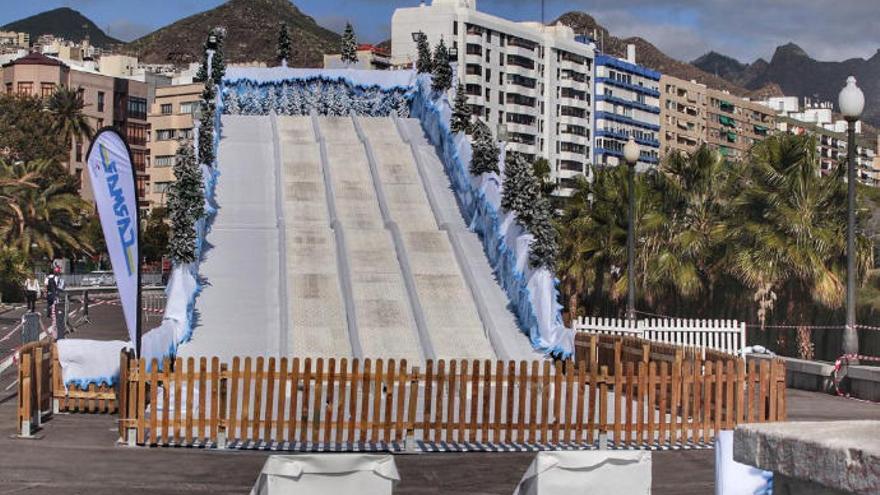 Nuevo tobogán instalado en la plaza de España por Navidad.