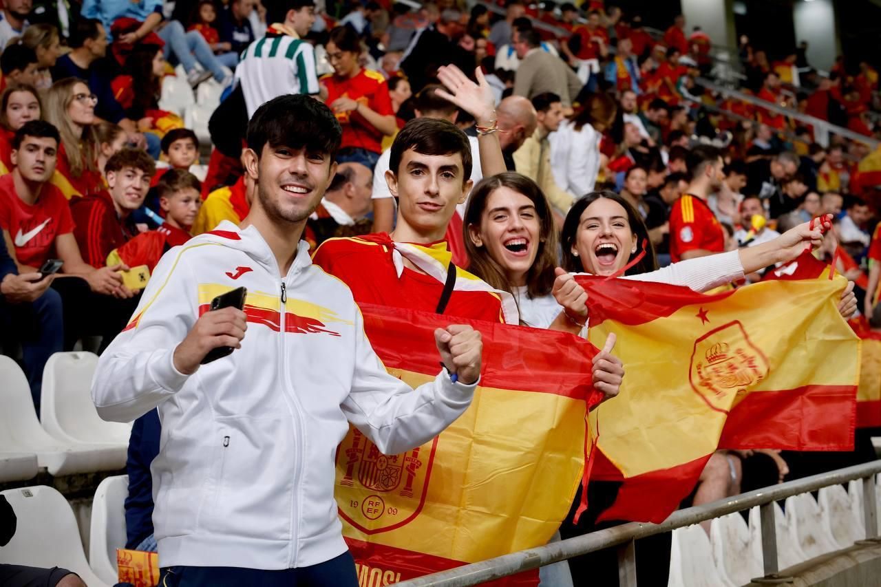 El apoyo de la afición cordobesa a la selección española, en imágenes