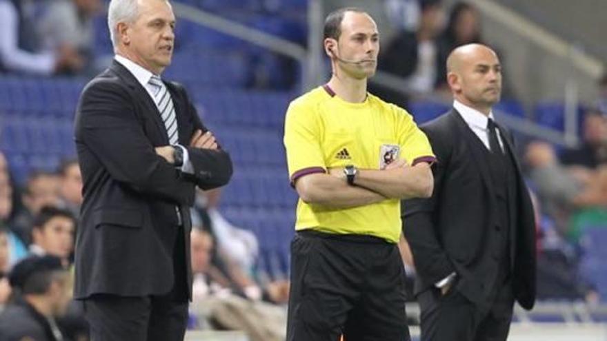 El colegiado balear Ripoll Solano, entre Javier Aguirre y Paco Jémez.