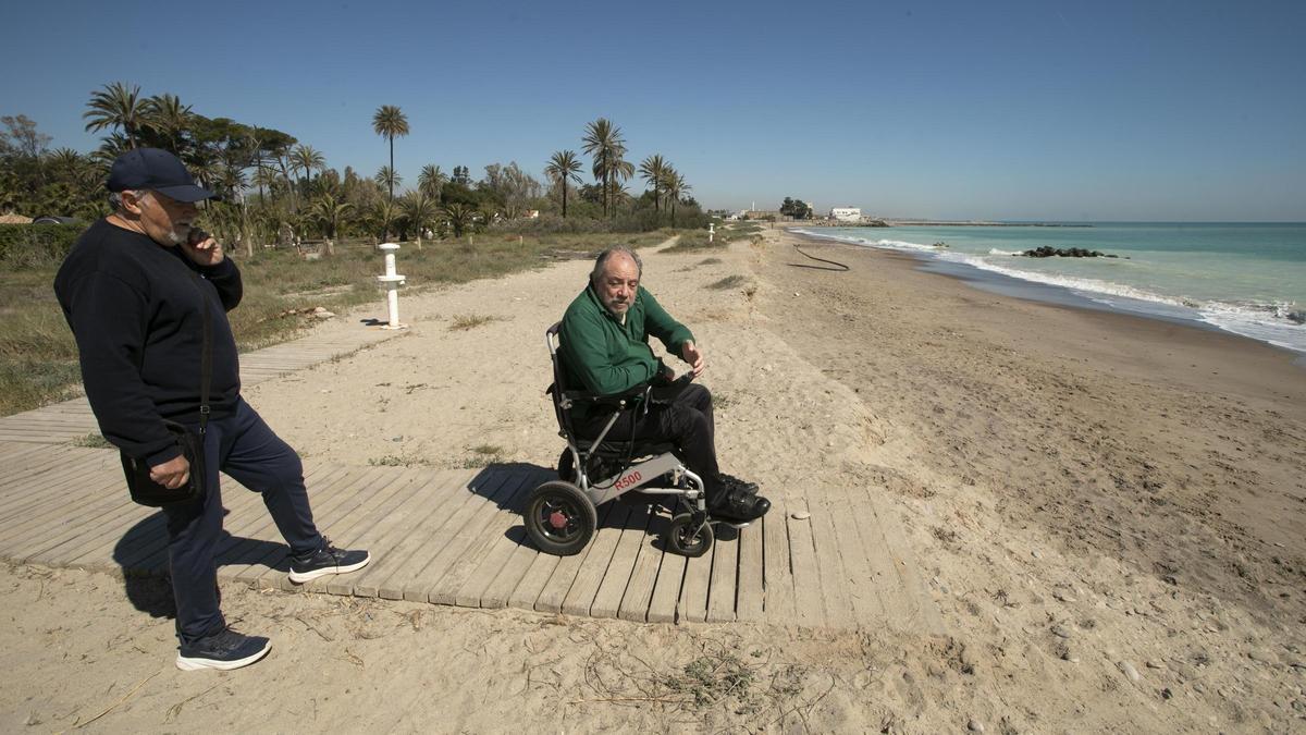 Vecinos de Sagunt muestran el preocupante estado de su playa