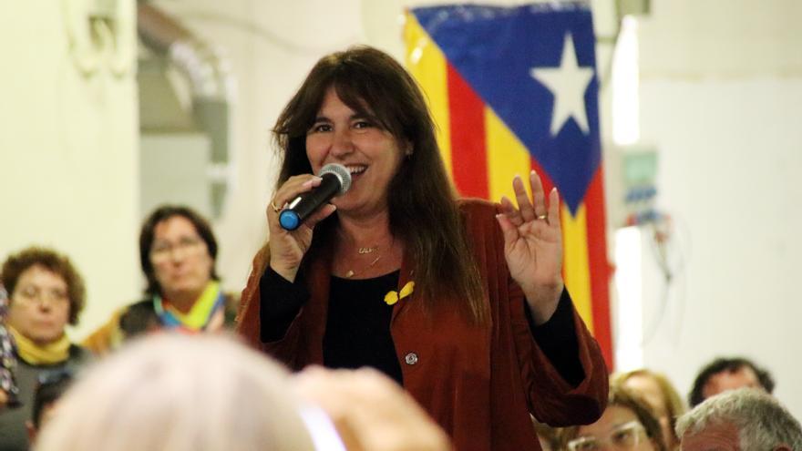 Laura Borràs es dirigeix al públic durant el dinar de suport que han fet uns 450 simpatitzants i militants de Junts de tot Catalunya