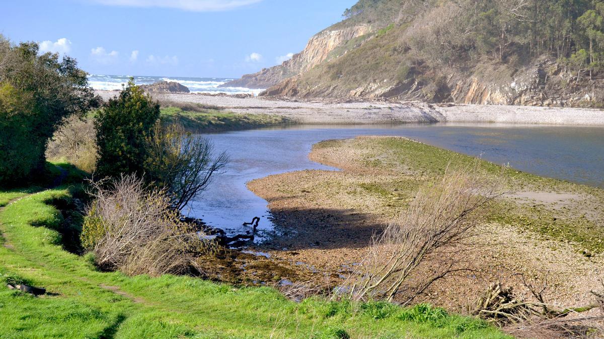 Desembocadura del río Esva en la playa de Cueva (Valdés).