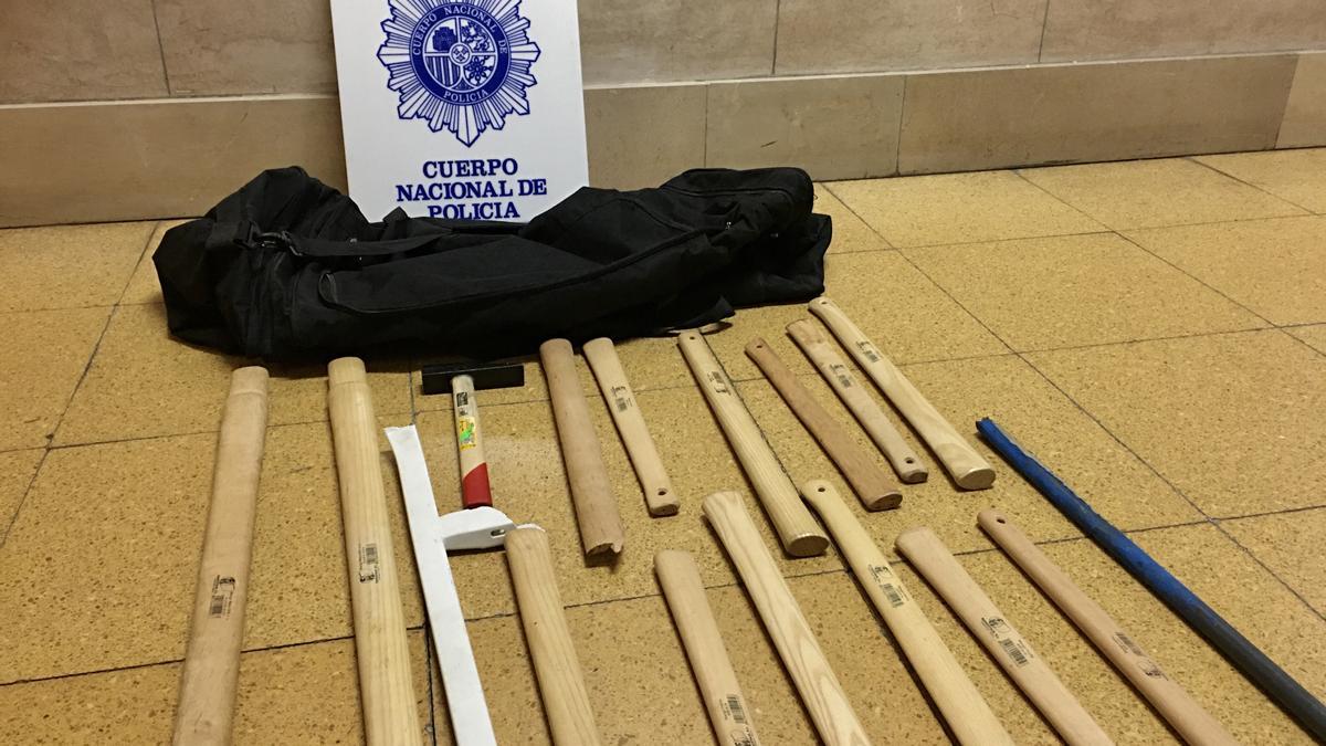 Varios palos de madera incautados por la Policía Nacional en registros antes del derbi