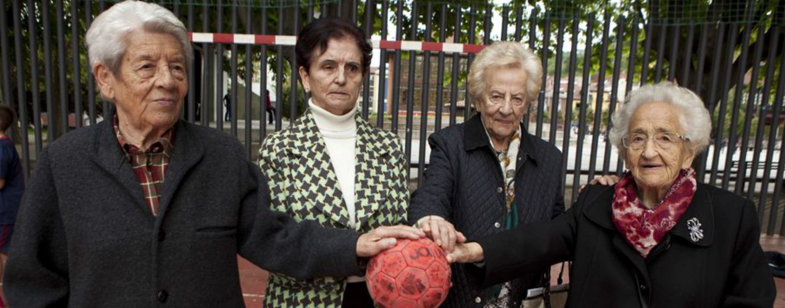 Primera por la izquierda, con otras pioneras del “handball”: Mery González, Adela Álvarez y Marina Laviana.