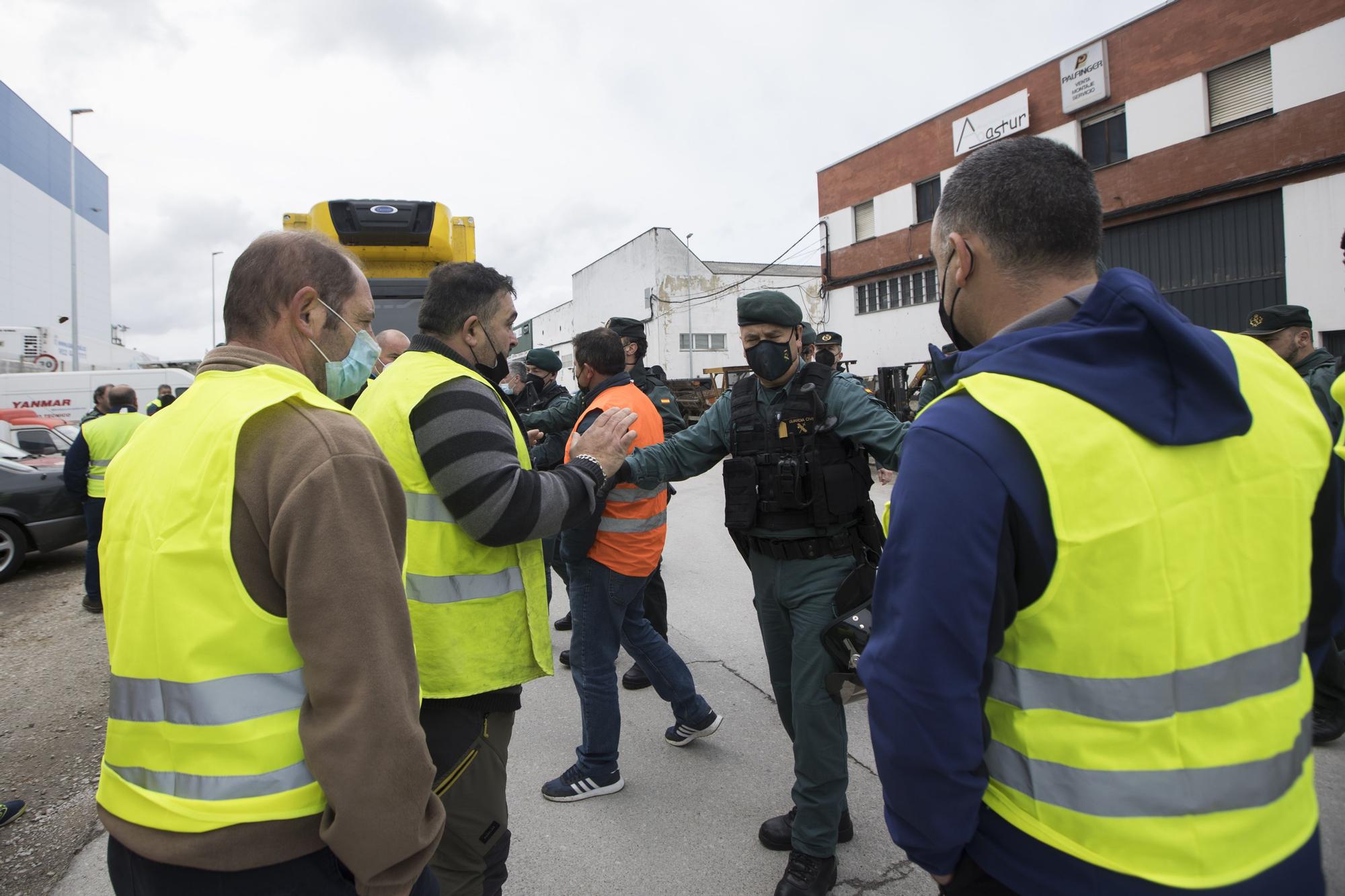 EN IMÁGENES: así está siendo el paro del transporte en Asturias