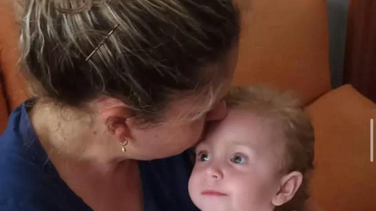 Vega Gómez junto a su madre.