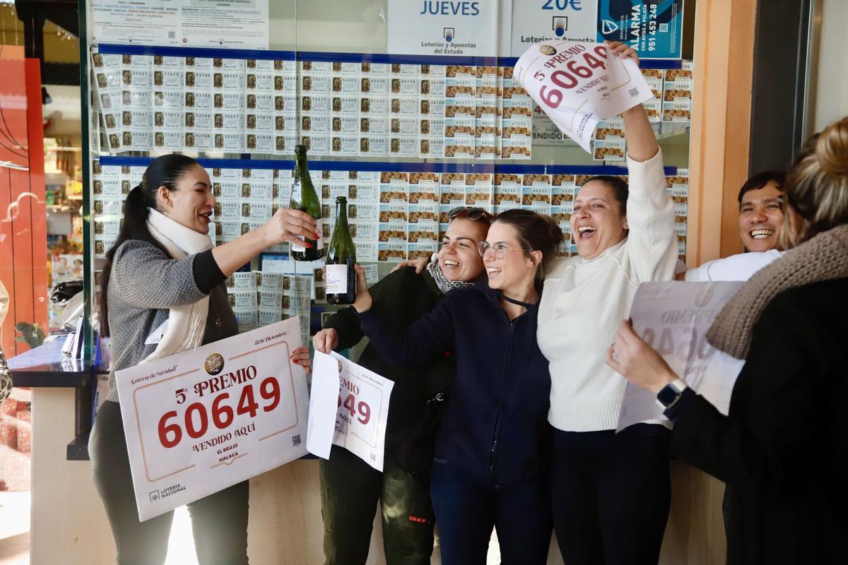 Empleados de la Administración de Lotería ubicada en el CC Plaza Mayor, celebran que han vendido el número 60649 correspondiente a un Quinto Premio del Sorteo Extraordinario de Lotería de Navidad. A 22 de diciembre de 2025, Málaga (Andalucía, España). El Sorteo Extraordinario de la Lotería de Navidad se celebra este 22 de diciembre, con millones de personas pendientes de conocer los números premiados y el reparto del sorteo más popular del año. En total, el sorteo reparte 2.772 millones de euros en premios, una cifra que aumenta en 70 millones respecto al año pasado, según los datos facilitados por Loterías y Apuestas del Estado. 22 DICIEMBRE 2025 Álex Zea / Europa Press 22/12/2025. Álex Zea;category_code_new