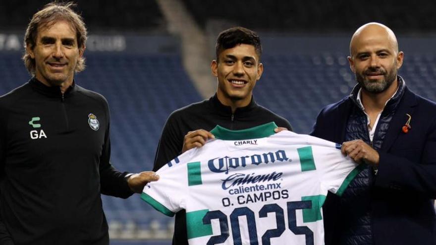 Omar Campos, en el centro, entre Guillermo Almada y Dante Elizalde. | @Clubsantos