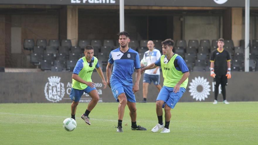 Sergio Jiménez. en el centrol en un entrenamiento de los pupilos de Alberto Monteagudo.